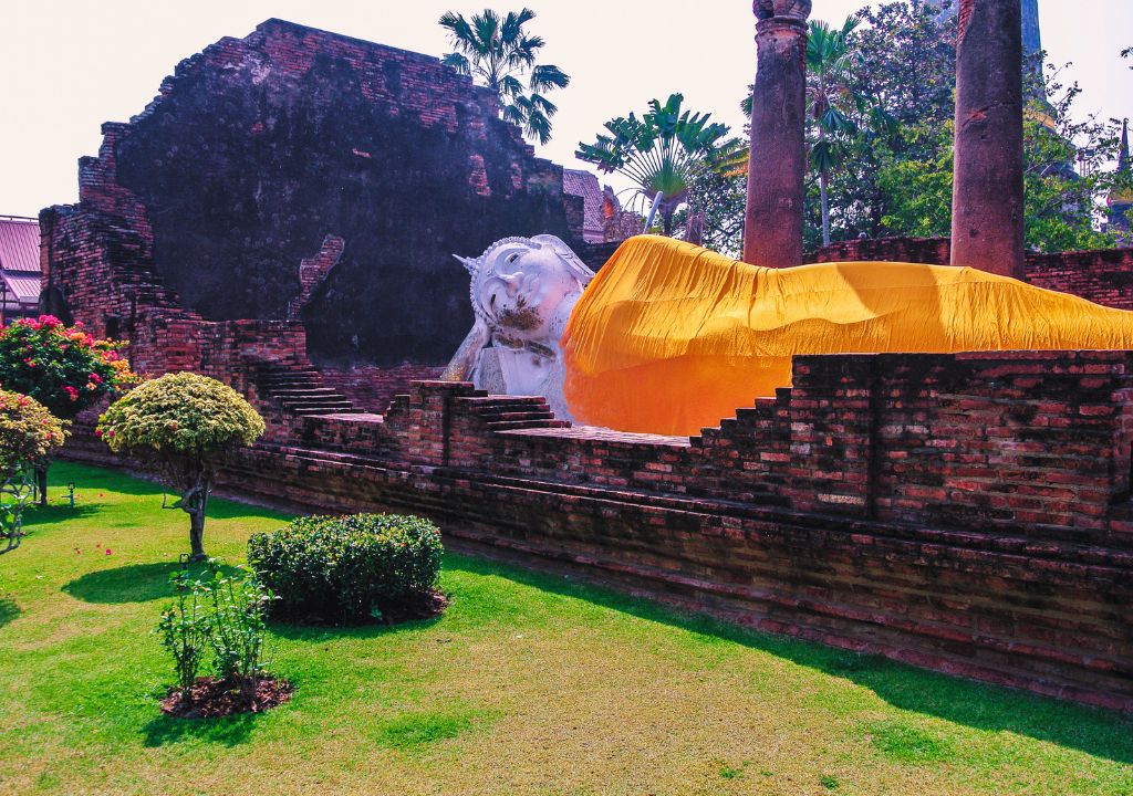 O incrível Buda Reclinado do O Wat Yai Chai Mongkhon 
