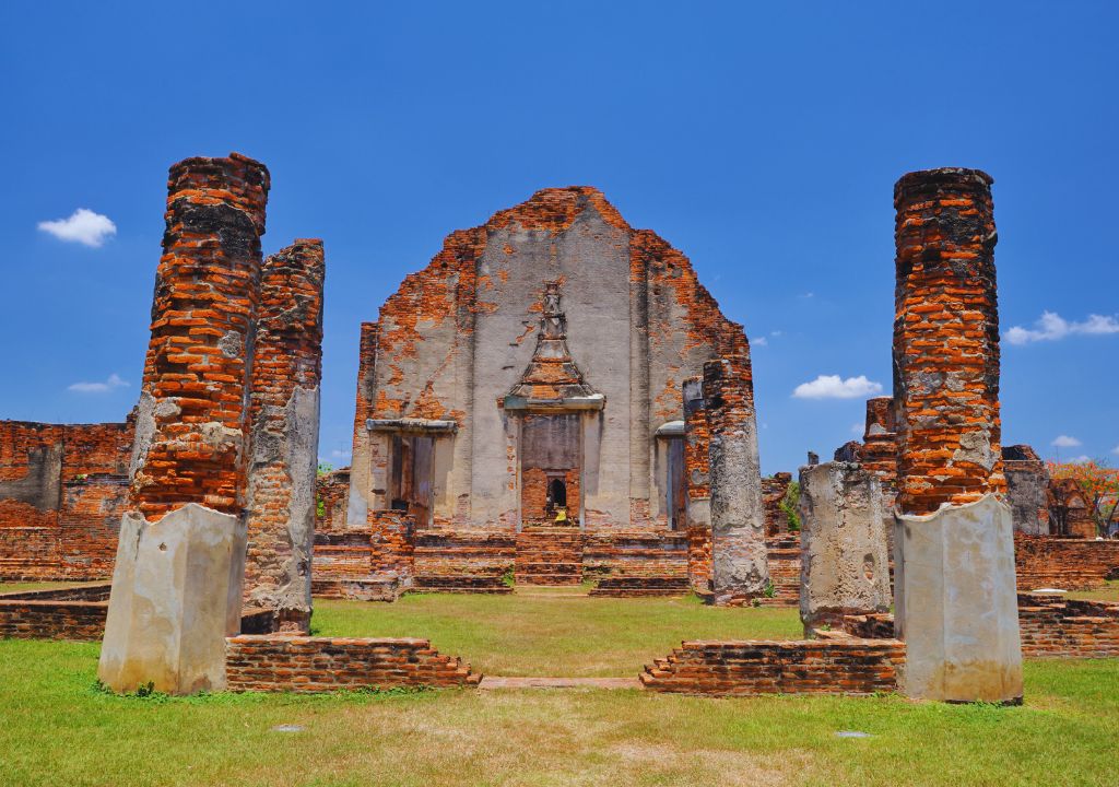 O Wat Phra Sri Rattana Mahathat é um dos templos mais significativos de Lopburi