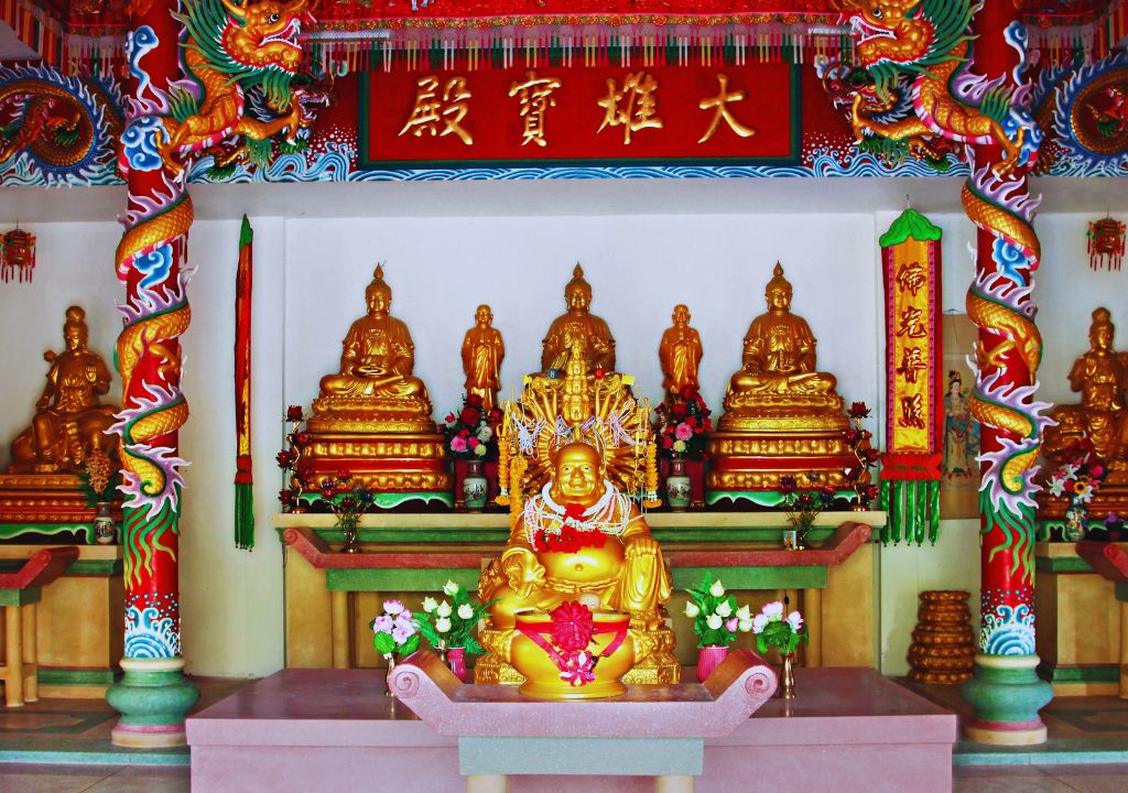 O Templo Kuan Yin é repleto de cores, com predominância dos tons dourado e vermelho.