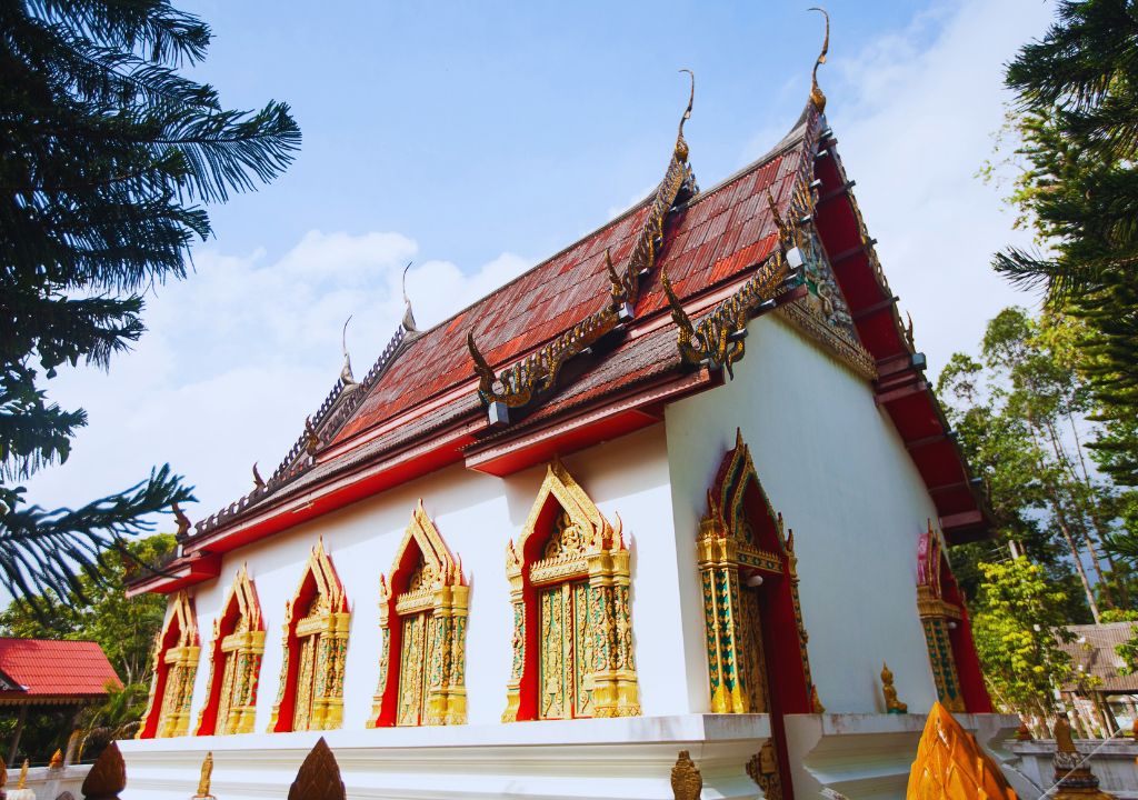 O Wat Maduea Wan possui uma arquitetura típica tailandesa e é um templo muito bonito