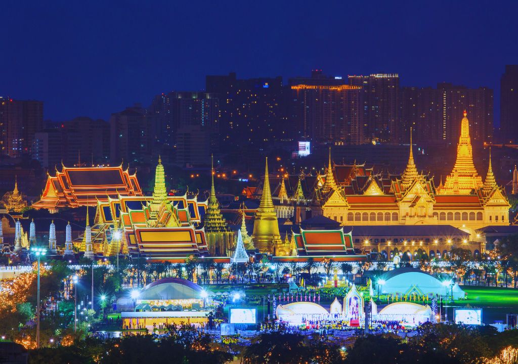 No feriado que comemora o aniversário do Rei Maha Vajiralongkorn (Rama X), as ruas de Bangkok ficam decorados com luzes amareladas. No feriado que comemora o aniversário do Rei Maha Vajiralongkorn (Rama X), as ruas de Bangkok ficam decorados com luzes amareladas.