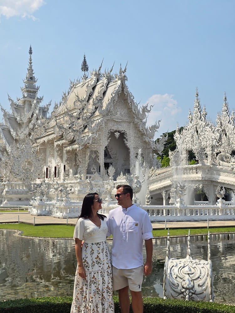 Templo Branco em Chiang Rai com o casal do Se Joga no Roteiro