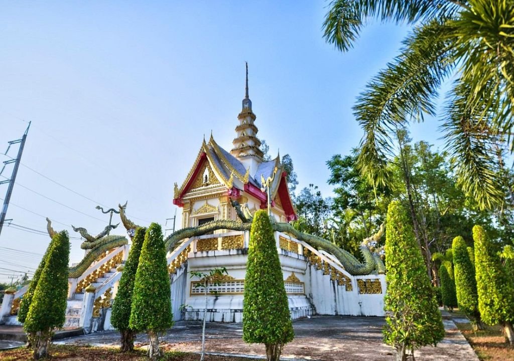 O Wat Khlong Prasong, é um templo mais distante da área urbana de Krabi O Wat Khlong Prasong, é um templo mais distante da área urbana de Krabi