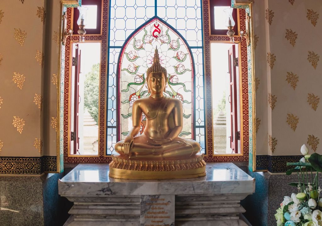 O Wat Sai Thai temple é um convite para desacelerar e contemplar as belezas da natureza O Wat Sai Thai temple é um convite para desacelerar e contemplar as belezas da natureza