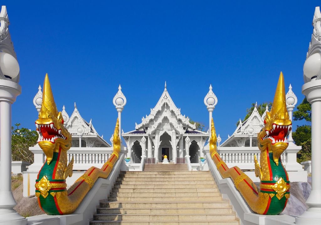 O Wat Kaew Korawaram é um dos templos em Krabi que se destaque por sua beleza clássica. O Wat Kaew Korawaram é um dos templos em Krabi que se destaque por sua beleza clássica.
