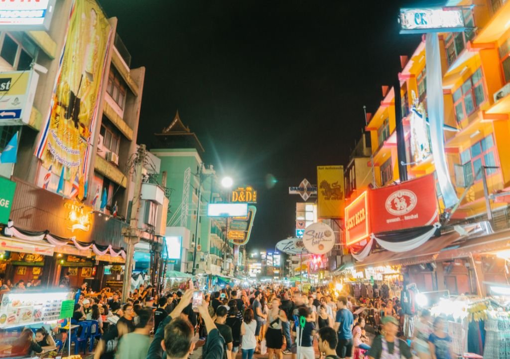 A Khao San Road é um dos locais mais animados para consumir bebida alcóolica na Tailândia A Khao San Road é um dos locais mais animados para consumir bebida alcóolica na Tailândia