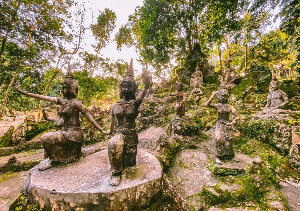 O Secret Buddha Garden, apesar de n&atilde;o ser um templo de Koh Samui, &eacute; uma atra&ccedil;&atilde;o que &eacute; imperd&iacute;vel para quem gosta de unir hist&oacute;ria, curiosidade e natureza.