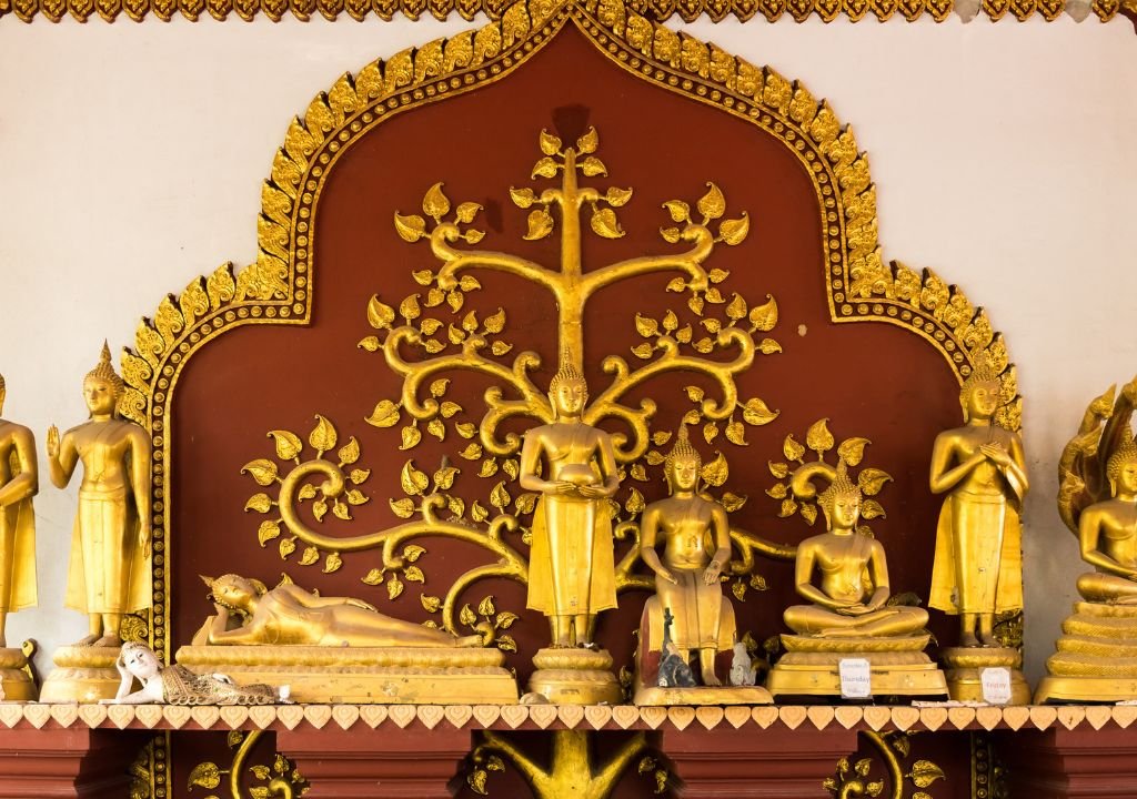 A principal atra&ccedil;&atilde;o do Wat Khunaram, &eacute; corpo mumificado de um monge altamente respeitado, Luang Pho Daeng e por isso, ele &eacute; um dos templos em Koh Samui que vale a pena visitar.